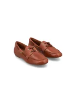 Mocasín náutico color marrón claro, confeccionado en 100% cuero, con cordones delgados en la parte superior y ojales metálicos en los laterales.