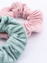 Pack de dos coleros de pelo de tela con textura acanalada, uno color verde agua y otro color rosa.