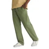 Pantalón verde de corte recto.