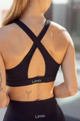 Top deportivo color lila con espalda racerback.