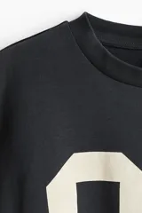 Remera oversized gris oscuro de punto suave de algodón con el número 82 estampado en blanco.
