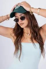 Vestido corto strapless color celeste ajustado al cuerpo.