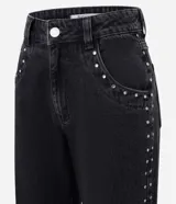 Pantalón recto de jeans negro con tachuelas plateadas en los laterales y bolsillos delanteros.