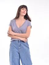 Remera negra de algodón con cuello en V y mangas cortas.