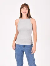 Musculosa negra ajustada al cuerpo, con cuello redondo y sisas anchas.