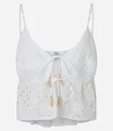 Blusa cropped blanca de algodón con bordado floral, breteles finos y escote en V con lazo frontal.