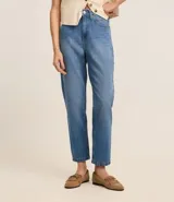 Pantalón mom comfort de cintura alta confeccionado en jeans color celeste, con trabillas en la cintura, cierre tradicional y bolsillos.