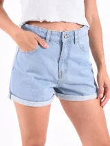 Short de jean celeste con bolsillos delanteros y traseros, y dobladillo en la botamanga.