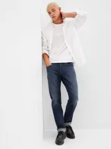 Jean slim de lavado oscuro, fabricado con tecnología GapFlex para mayor comodidad y flexibilidad, en estilo de cinco bolsillos.