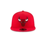 Gorra roja con logo de los Chicago Bulls bordado en relieve en el frente, cierre a presión ajustable y logo de la NBA en la parte trasera.