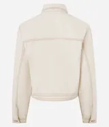 Campera color crudo de manga larga, confeccionada en sarga de algodón, con cuello inglés, abotonada al frente, bolsillos con solapa en el pecho y costuras contrastantes en color marrón.
