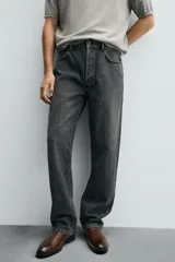 Bota estilo Chelsea de cuero negro, con punta fina, elásticos laterales y tirador trasero. Posee suela con ligero tacón.