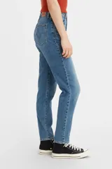 Pantalón de jean celeste claro, tiro alto, corte tapered y largo al tobillo.