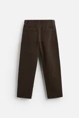 Pantalón marrón de pana, corte recto, con bolsillos laterales y traseros.