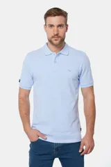 Remera polo lisa en oxford piqué color crema, con cuello en rib y botones personalizados.