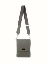 Bandolera color gris con correa ancha de tela con el nombre de la marca.