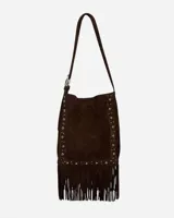 Bolso bandolera de cuero marrón con flecos y tachas plateadas.