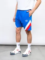 Bermuda deportiva azul con detalles en blanco y rojo, con el escudo del Club Nacional de Football y el logo de Umbro.