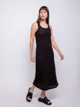 Vestido largo de tejido de punto negro, sin mangas y con nudo en la espalda.