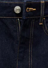 Bolso bandolera de cuero color marrón oscuro, con correa ajustable y cierre superior con cremallera.