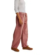 Pantalón de jean color ladrillo, de corte relajado, piernas anchas y tiro medio.
