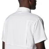 Camisa de manga corta azul marino, con cuello clásico, cierre frontal con botones, dos bolsillos en el pecho con cierre de botón y ventilación en la espalda.