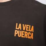 Remera negra de manga corta con cuello redondo y estampado frontal con el logo de La Vela Puerca.