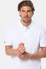 Remera polo de piqué lisa color rojo, con cuello en rib y botones personalizados.