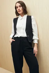 Pantalón negro de corte recto con bolsillos laterales y cintura elástica.