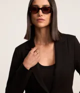 Blazer negro de punto roma con abotonado sencillo, corte entallado y solapas clásicas.