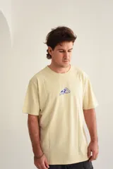 Remera color arena de algodón con estampa en la espalda de una pizza, utensilios de cocina y la palabra 'Pizza'.