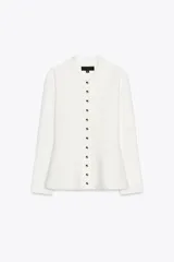 Chaqueta blanca de tejido de punto con cuello solapa y manga larga. Tiene corte evasé en el bajo y cierre frontal con botones dorados.