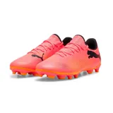 Botas de fútbol con parte superior suave en color negro y detalles texturizados, diseñadas para un mejor agarre del balón.