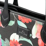Bolso tipo tote de símil cuero negro con estampado floral multicolor. Tiene doble asa de hombro, cierre superior y herrajes plateados. El interior está forrado en tela de algodón y poliéster, con un bolsillo con cierre y dos bolsillos abiertos.