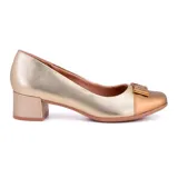 Zapato de cuero color dorado con punta cuadrada, taco bajo y detalle de aplique con strass en el empeine.