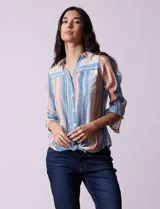 Camisa de gasa estampada a rayas verticales de color celeste, blanco, naranja y marrón. Tiene cuello con solapa, escote en V, abertura central con botones, bolsillo aplicado en el pecho y terminación anudada en la parte delantera.