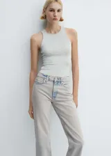 Pantalón de jean celeste claro, de corte recto, tiro medio y bajo desflecado.
