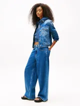 Sandalias de plataforma negras con suela dentada gruesa. Presentan tiras de tejido trenzado ajustables con velcro y un parche tonal con el logo de Tommy Jeans.