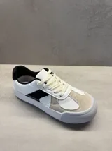 Zapatillas urbanas de cuero sintético color blanco con detalles en beige y negro.