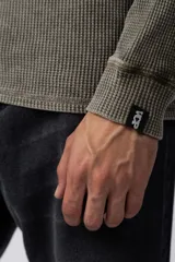 Buzo de hombre de corte oversize confeccionado en tela waffle de algodón con proceso de teñido acid en color borgoña.