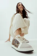 Championes negros de cuero con detalle de estrella plateada y talón plateado.