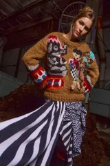 Sweater marrón de lana tejido a mano con cuello redondo y puños. Presenta apliques bordados de personajes y animales.