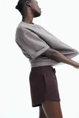 Short deportivo color marrón chocolate, de felpa liviana de mezcla de algodón, con cintura elástica y cordón ajustable.