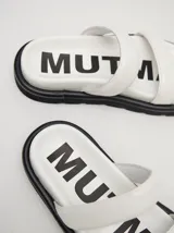 Sandalias blancas con doble tira ancha y plataforma negra.