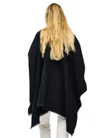 Ruana de tejido soft color beige, con cuello en V y un lazo o pasador frontal para ajustar. El ruedo tiene terminación desflecada.