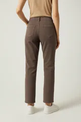 Pantalón jean color crudo, cropped y de calce medio.