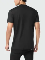 Camiseta negra de manga corta con cuello redondo y un pequeño aplique hexagonal con logo en el pecho izquierdo.