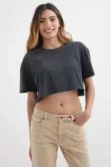 Remera negra de corte cropped y estilo oversized.