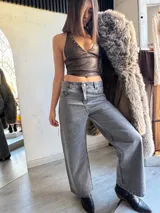 Pantalón de jean gris con strass plateados.