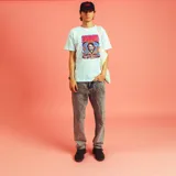 Remera de algodón blanco con estampado de calavera y diseño gráfico colorido, fabricada en Buenos Aires.
